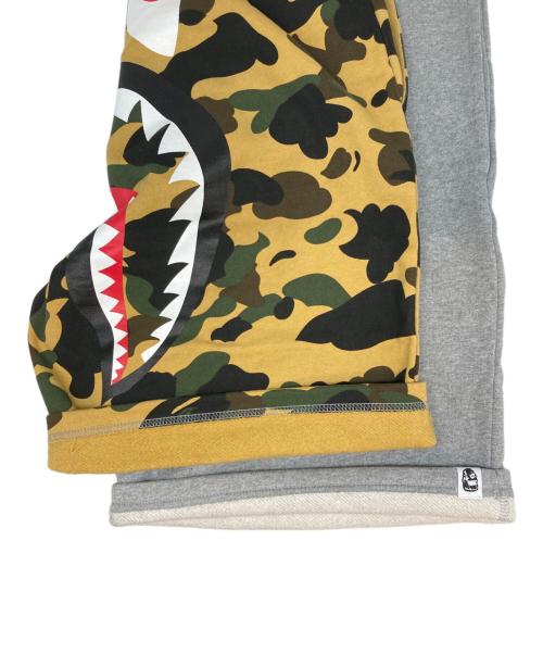 A BATHING APE（アベイシングエイプ）A BATHING APE (アベイシングエイプ) 1ST CAMO BACK SHARK SWEAT SHORT グレー×ベージュ サイズ:2XLの古着・服飾アイテム