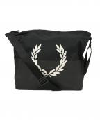 FRED PERRYフレッドペリー）の古着「ロゴプリントショルダーバッグ」｜ブラック