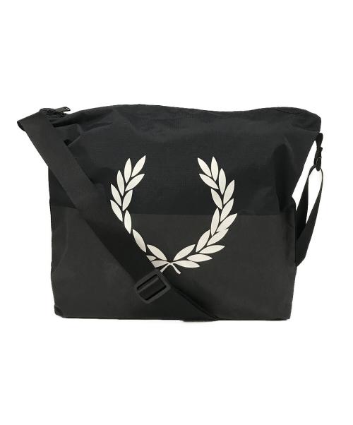 FRED PERRY（フレッドペリー）FRED PERRY (フレッドペリー) ロゴプリントショルダーバッグ ブラックの古着・服飾アイテム