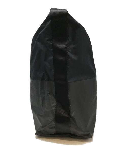 FRED PERRY（フレッドペリー）FRED PERRY (フレッドペリー) ロゴプリントショルダーバッグ ブラックの古着・服飾アイテム