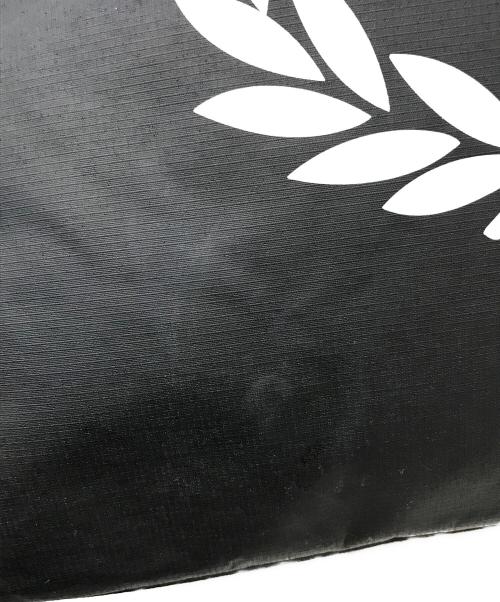 FRED PERRY（フレッドペリー）FRED PERRY (フレッドペリー) ロゴプリントショルダーバッグ ブラックの古着・服飾アイテム