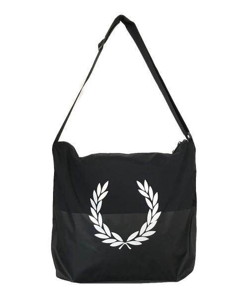 FRED PERRY（フレッドペリー）FRED PERRY (フレッドペリー) ロゴプリントショルダーバッグ ブラックの古着・服飾アイテム