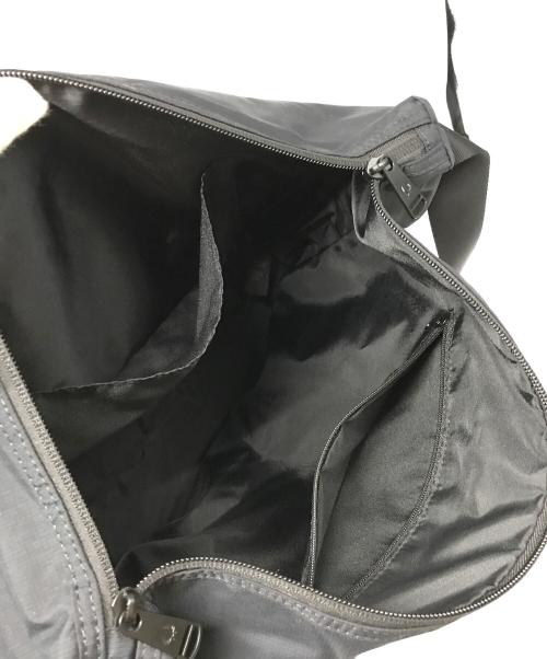 FRED PERRY（フレッドペリー）FRED PERRY (フレッドペリー) ロゴプリントショルダーバッグ ブラックの古着・服飾アイテム