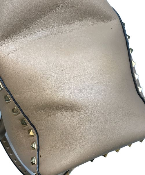 VALENTINO GARAVANI（ヴァレンティノ・ガラヴァーニ）VALENTINO GARAVANI (ヴァレンティノ・ガラヴァーニ) ロックスタッズ2wayバッグ ベージュの古着・服飾アイテム