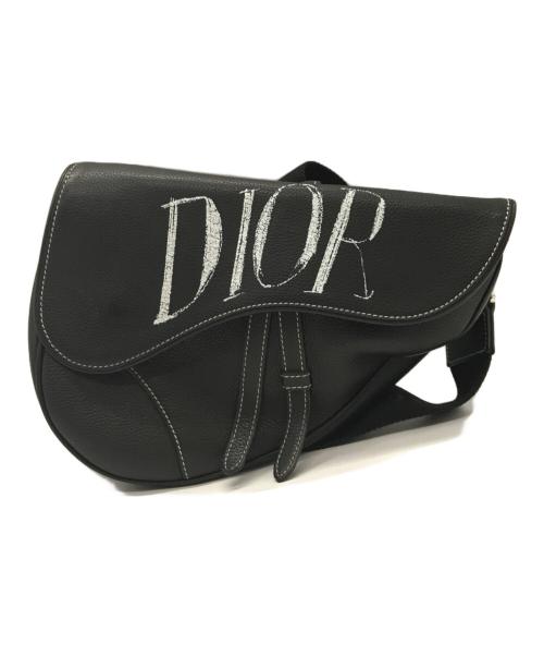 Dior（ディオール）DIOR (ディオール) ALEX FOXTON (アレックス・フォクストン) Grained Calfskin Logo Saddle Messenger Bag / サドルバッグ ブラックの古着・服飾アイテム