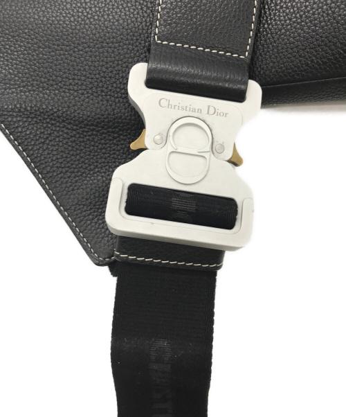 Dior（ディオール）DIOR (ディオール) ALEX FOXTON (アレックス・フォクストン) Grained Calfskin Logo Saddle Messenger Bag / サドルバッグ ブラックの古着・服飾アイテム