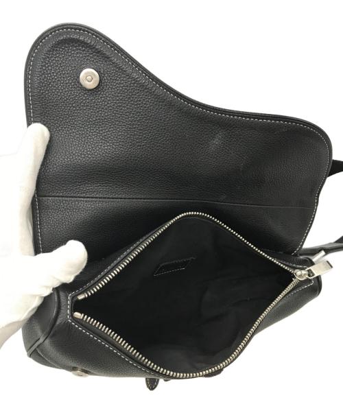Dior（ディオール）DIOR (ディオール) ALEX FOXTON (アレックス・フォクストン) Grained Calfskin Logo Saddle Messenger Bag / サドルバッグ ブラックの古着・服飾アイテム