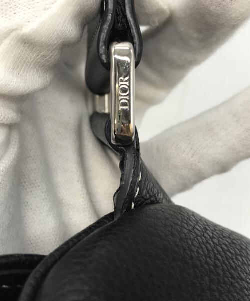 Dior（ディオール）DIOR (ディオール) ALEX FOXTON (アレックス・フォクストン) Grained Calfskin Logo Saddle Messenger Bag / サドルバッグ ブラックの古着・服飾アイテム