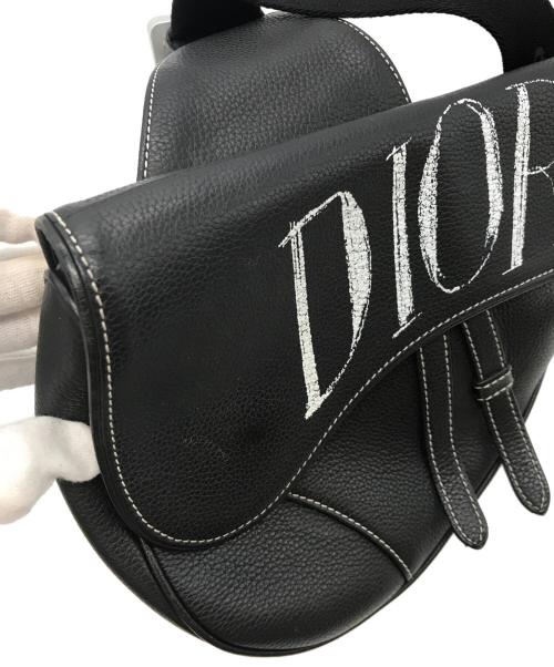 Dior（ディオール）DIOR (ディオール) ALEX FOXTON (アレックス・フォクストン) Grained Calfskin Logo Saddle Messenger Bag / サドルバッグ ブラックの古着・服飾アイテム