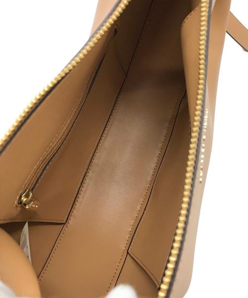 CHARLES & KEITH（チャールズアンドキース）CHARLES & KEITH (チャールズ＆キース) Caia / カイアカーブショルダーバッグ ベージュの古着・服飾アイテム