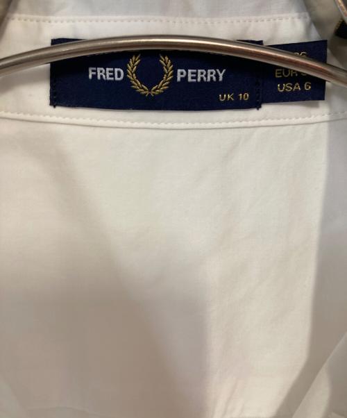 FRED PERRY（フレッドペリー）FRED PERRY (フレッドペリー) 半袖ワンポイントシャツ ホワイト×ブルー サイズ:36の古着・服飾アイテム