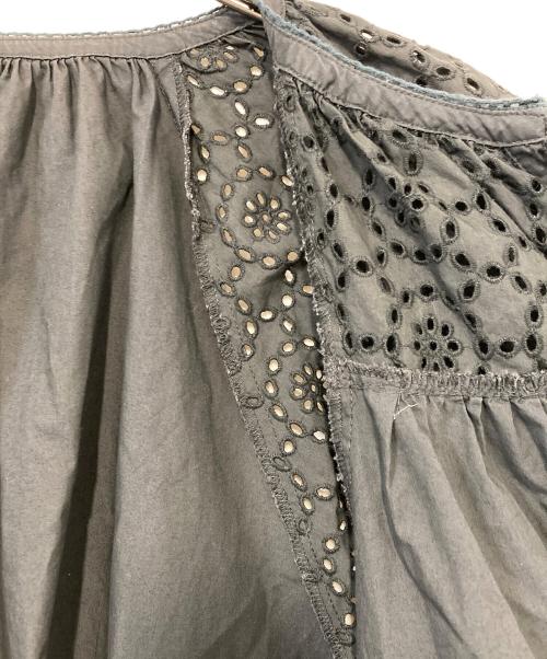 Spick and Span（スピック＆スパン）Spick and Span (スピックアンドスパン) コットンポプリンエンブロイダリーブラウス グレー サイズ:記載なしの古着・服飾アイテム