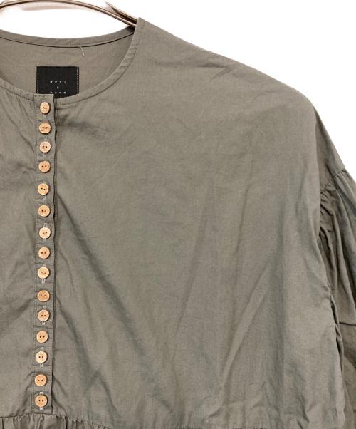 オオカミとフクロウ（オオカミトフクロウ）オオカミとフクロウ (オオカミトフクロウ) ペプラムブラウス/オオカミと白バラのクスクス グレー サイズ:記載なしの古着・服飾アイテム