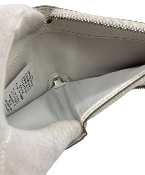 Maison Margiela 11（メゾンマルジェラ 11）Maison Margiela 11 (メゾンマルジェラ) 2つ折り財布 / ラウンドファスナーコンパクトウォレット ホワイトの古着・服飾アイテム