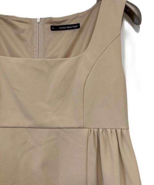 FOXEY NEWYORK（フォクシーニューヨーク）FOXEY NEWYORK (フォクシーニューヨーク) エンパイアノースリーブワンピース ベージュ サイズ:38の古着・服飾アイテム