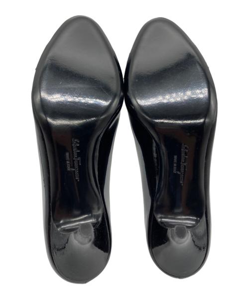 Salvatore Ferragamo（サルヴァトーレ フェラガモ）Salvatore Ferragamo (サルヴァトーレ フェラガモ) ヴァラリボンエナメルパンプス ブラック サイズ:61/2の古着・服飾アイテム
