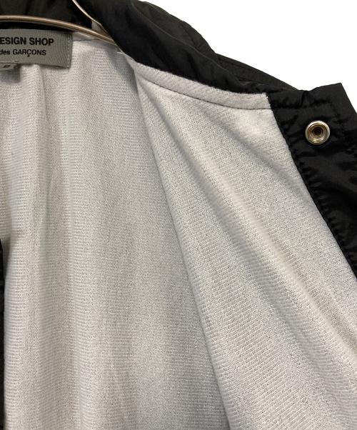 GOOD DESIGN SHOP COMME des GARCONS（グッドデザインショップ コムデギャルソン）GOOD DESIGN SHOP COMME des GARCONS (グッドデザインショップ コムデギャルソン) バックロゴプリントコーチジャケット ブラック サイズ:Sの古着・服飾アイテム