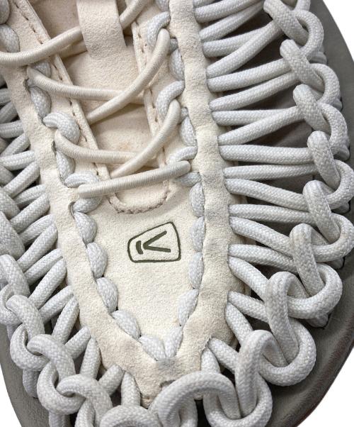 KEEN（キーン）KEEN (キーン) UNEEKサンダル グレー×アイボリー サイズ:23.5cmの古着・服飾アイテム