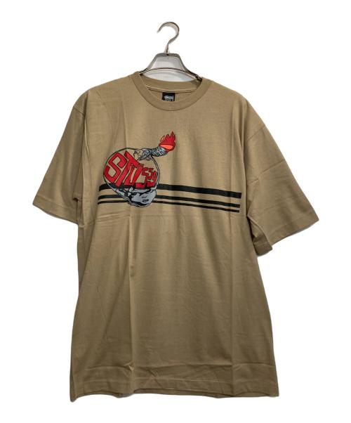 stussy（ステューシー）stussy (ステューシー) BOMB T / ボムプリントTシャツ カーキ サイズ:LLの古着・服飾アイテム