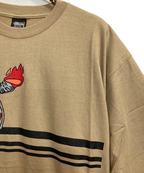 stussy（ステューシー）stussy (ステューシー) BOMB T / ボムプリントTシャツ カーキ サイズ:LLの古着・服飾アイテム