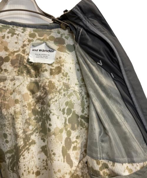 and wander（アンドワンダー）and wander (アンドワンダー) ラッセルプリントジャケット アイボリー×カーキ サイズ:3の古着・服飾アイテム