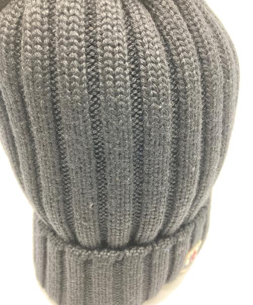 MONCLER（モンクレール）MONCLER (モンクレール) ミニワッペンフォックスファーポンポンニットキャップ ブラックの古着・服飾アイテム
