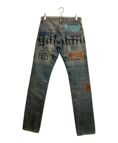 GALLIANO（ガリアーノ）GALLIANO (ガリアーノ) ニュースペーパーナンバーパッチデニムパンツ インディゴ サイズ:30　44の古着・服飾アイテム