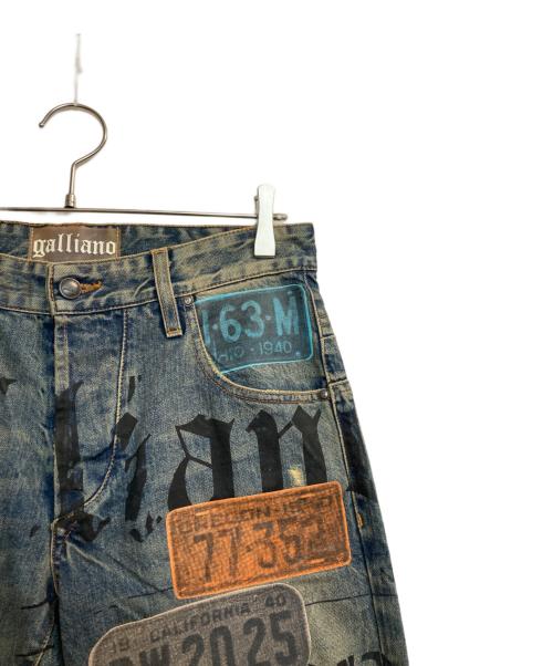 GALLIANO（ガリアーノ）GALLIANO (ガリアーノ) ニュースペーパーナンバーパッチデニムパンツ インディゴ サイズ:30　44の古着・服飾アイテム