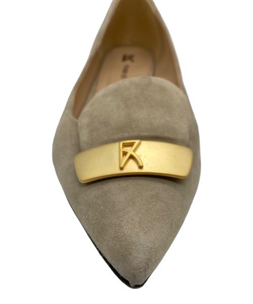 FABIO RUSCONI（ファビオルスコーニ）FABIO RUSCONI (ファビオルスコーニ) メタルプレート付スウェードパンプス ベージュ サイズ:36の古着・服飾アイテム