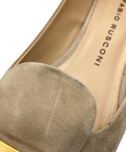 FABIO RUSCONI（ファビオルスコーニ）FABIO RUSCONI (ファビオルスコーニ) メタルプレート付スウェードパンプス ベージュ サイズ:36の古着・服飾アイテム