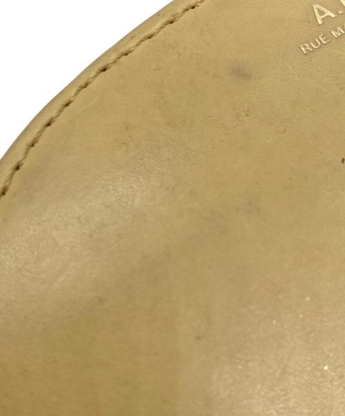 A.P.C.（アーペーセー）A.P.C. (アーペーセー) ハーフムーンコンパクトウォレット アイボリーの古着・服飾アイテム