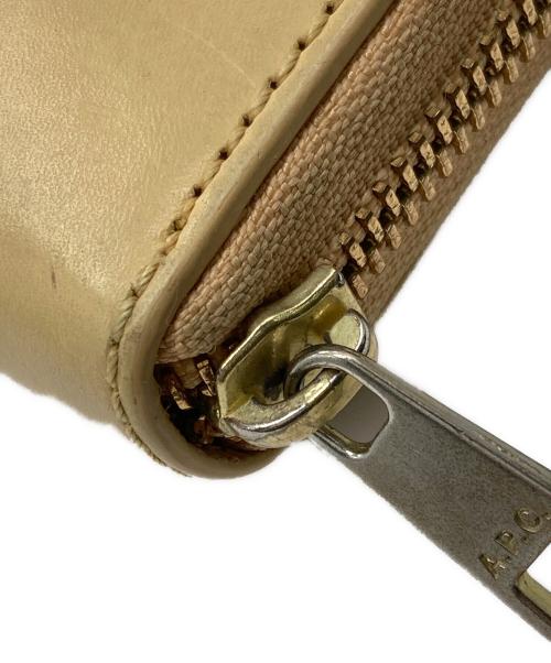 A.P.C.（アーペーセー）A.P.C. (アーペーセー) ハーフムーンコンパクトウォレット アイボリーの古着・服飾アイテム