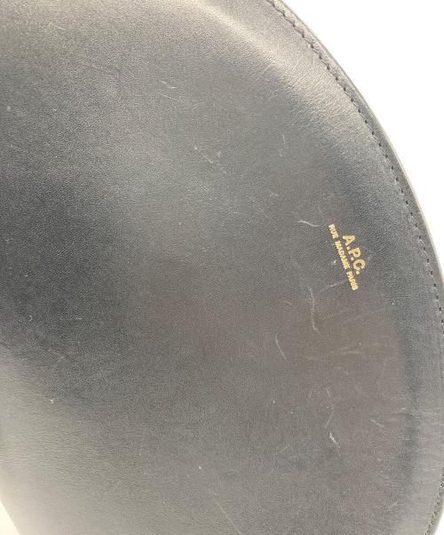 A.P.C.（アーペーセー）A.P.C. (アーペーセー) ハーフムーンショルダーバッグ ブラックの古着・服飾アイテム