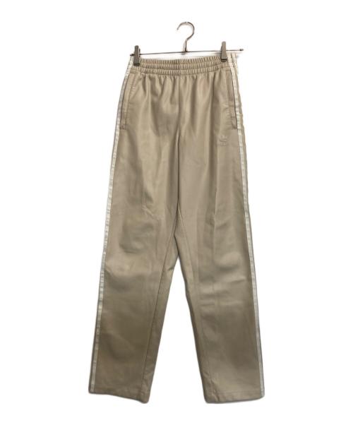 adidas（アディダス）adidas (アディダス) フェイクレザーアディカラースリーストライプスファイヤーバードトラックスーツパンツ ベージュ サイズ:Ｓの古着・服飾アイテム