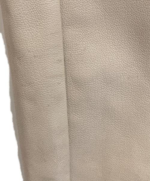 adidas（アディダス）adidas (アディダス) フェイクレザーアディカラースリーストライプスファイヤーバードトラックスーツパンツ ベージュ サイズ:Ｓの古着・服飾アイテム