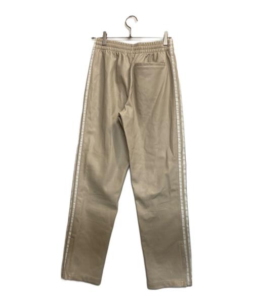 adidas（アディダス）adidas (アディダス) フェイクレザーアディカラースリーストライプスファイヤーバードトラックスーツパンツ ベージュ サイズ:Ｓの古着・服飾アイテム