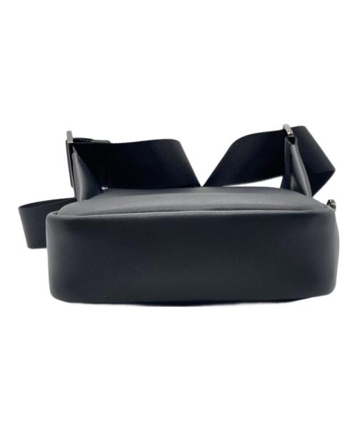 LACOSTE（ラコステ）LACOSTE (ラコステ) エンボスモノグラムショルダーバッグ ブラックの古着・服飾アイテム