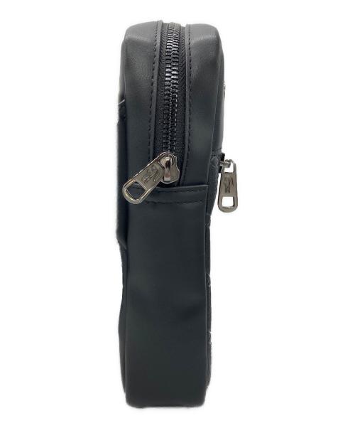 LACOSTE（ラコステ）LACOSTE (ラコステ) エンボスモノグラムショルダーバッグ ブラックの古着・服飾アイテム