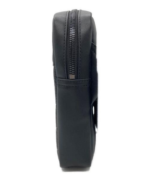 LACOSTE（ラコステ）LACOSTE (ラコステ) エンボスモノグラムショルダーバッグ ブラックの古着・服飾アイテム