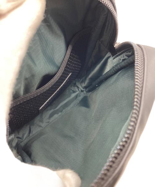 LACOSTE（ラコステ）LACOSTE (ラコステ) エンボスモノグラムショルダーバッグ ブラックの古着・服飾アイテム