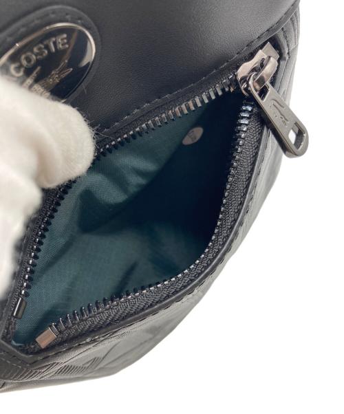 LACOSTE（ラコステ）LACOSTE (ラコステ) エンボスモノグラムショルダーバッグ ブラックの古着・服飾アイテム