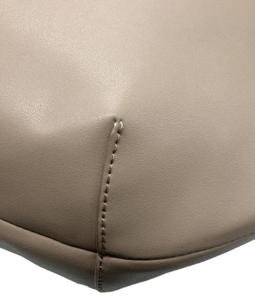 CHARLES & KEITH（チャールズアンドキース）CHARLES & KEITH (チャールズアンドキース) カーブホーボーバッグ ベージュの古着・服飾アイテム