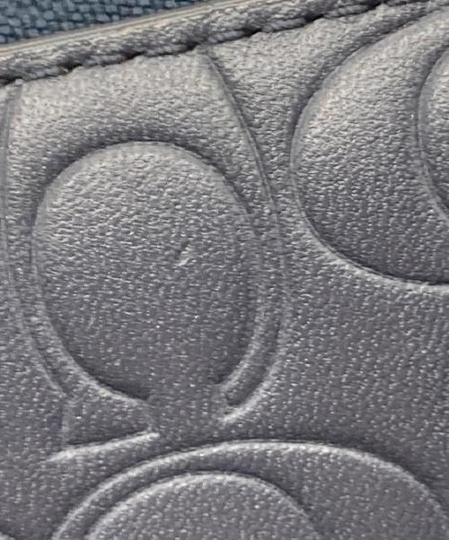 COACH（コーチ）COACH (コーチ) エンボスラウンドファスナー財布 ネイビーの古着・服飾アイテム