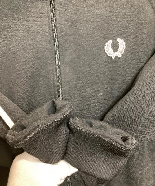 FRED PERRY（フレッドペリー）FRED PERRY (フレッドペリー) スタッズロゴトラックジャケット ブラック サイズ:Ｍの古着・服飾アイテム
