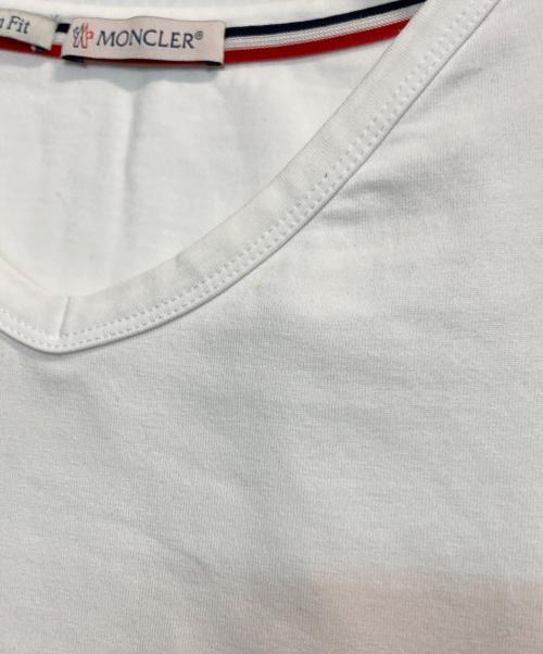 MONCLER（モンクレール）MONCLER (モンクレール) MAGLIA SCOLLO A V / VネックTシャツ ホワイト サイズ:XLの古着・服飾アイテム