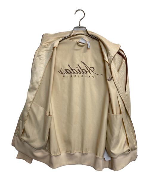 adidas（アディダス）adidas (アディダス) モノグラム サテン ファイヤーバード トラックジャケット ベージュ サイズ:3XLの古着・服飾アイテム