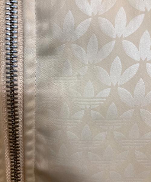 adidas（アディダス）adidas (アディダス) モノグラム サテン ファイヤーバード トラックジャケット ベージュ サイズ:3XLの古着・服飾アイテム