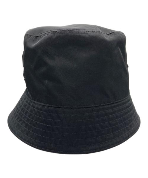 PRADA（プラダ）PRADA (プラダ) RE-NYLON トライアングルプレートバケットハット ブラック サイズ:XLの古着・服飾アイテム