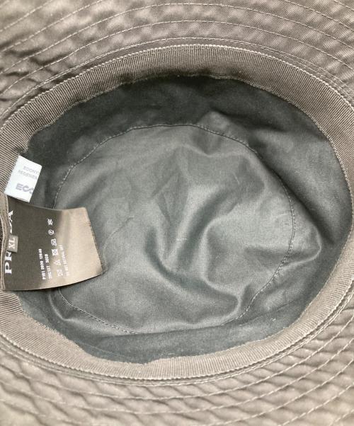 PRADA（プラダ）PRADA (プラダ) RE-NYLON トライアングルプレートバケットハット ブラック サイズ:XLの古着・服飾アイテム