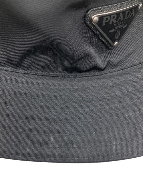 PRADA（プラダ）PRADA (プラダ) RE-NYLON トライアングルプレートバケットハット ブラック サイズ:XLの古着・服飾アイテム